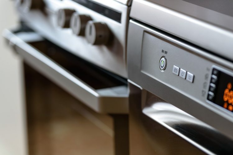 repairman-app-oven-upclose