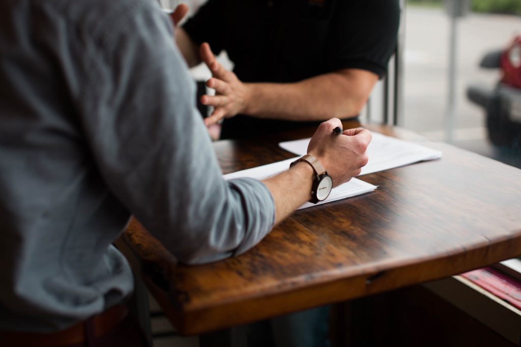repairman-app-planning-at-table