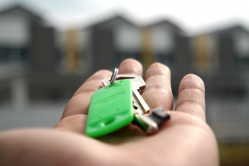 repairman-app-homeowner-keys-in-hand
